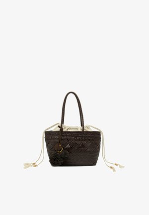 Sac à main tissé brun foncé avec deux poignées, fermeture à cordon en tissu crème, pompon décoratif et étiquette en cuir attachés.