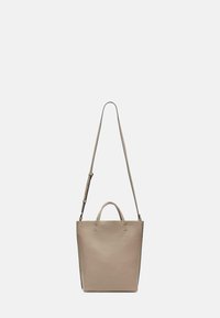 Gestructureerde leren handtas in lichtbeige met een verstelbare schouderriem, handvatten aan de bovenkant en een minimalistisch ontwerp zonder zichtbare hardware.