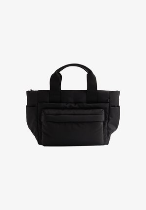 Zwarte gewatteerde boodschappentas met twee stevige handvatten, een voorvak en een ritssluiting. Het materiaal lijkt glad en waterbestendig te zijn.