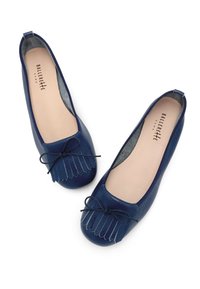 Ballerines en cuir bleu avec un bout arrondi, des détails frangés et un accent en nœud. Doublure intérieure douce et semelle plate.