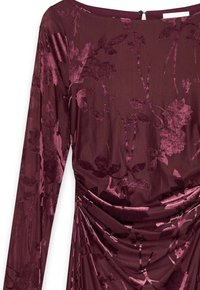 Bordeauxklänning med långa ärmar, med ett blommönstrat sammetstyg och subtil ruching vid midjan för textur och dimension.