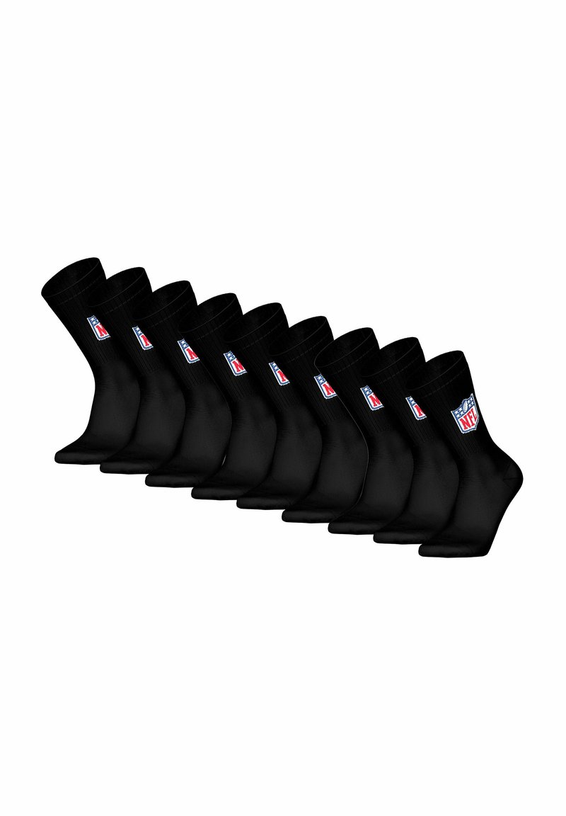 Diez pares de calcetines de crew negros con el logo de la NFL en el tobillo, dispuestos en una línea ligeramente curva sobre un fondo blanco.