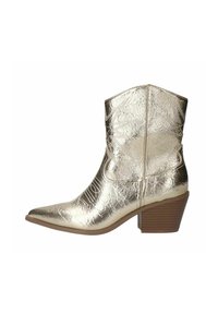 Bottine métallique dorée avec un bout pointu, texture gaufrée et un talon empilé de 6,35 cm. Coutures détaillées le long des côtés.