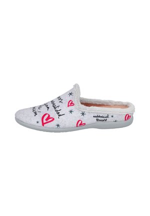 Pantuflas ligeras de color gris claro, con un suave forro de piel, decoradas con corazones rojos, texto manuscrito en negro y pequeños patrones de estrellas.