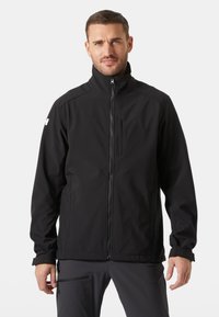Černá softshellová bunda s vysokým límcem, předním zipem a bočními kapsami. Vyznačuje se tónovým prošíváním a elegantním, moderním designem.