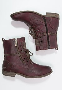 Botas de cuero burdeos hasta el tobillo con un acabado texturizado, que cuentan con un cierre lateral, cordones y un tacón bajo y apilado. Pequeño logo de caballo en el lateral.