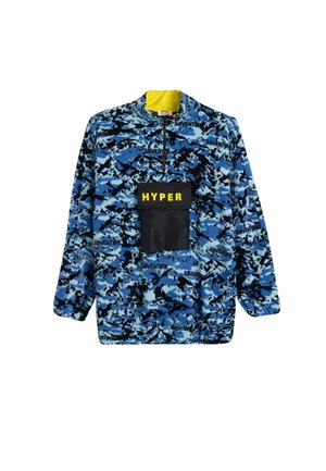 Pulóver de forro polar con estampado azul y negro, con cierre de cuarto de cremallera, cuello amarillo y un bolsillo negro en la parte frontal que lleva la palabra "HYPER" en amarillo.