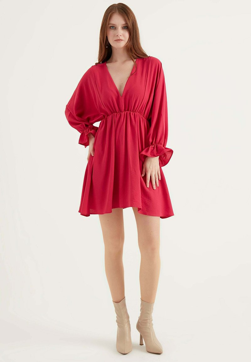 Herita V-NECK GATHERED WAIST DRESS - Vardagsklänning - pink