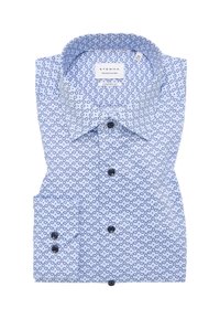 Hellblaues Hemd mit einem kreisförmigen Muster in dunklerem Blau, mit Knopfverschluss und strukturiertem Kragen. Enthält schwarze Knöpfe und eine Brusttasche.