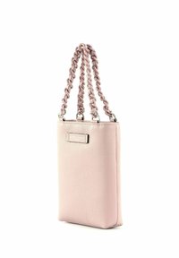 Sac bandoulière en cuir texturé rose clair avec des anses en chaîne tressée et une petite étiquette rectangulaire de la marque à l'avant.