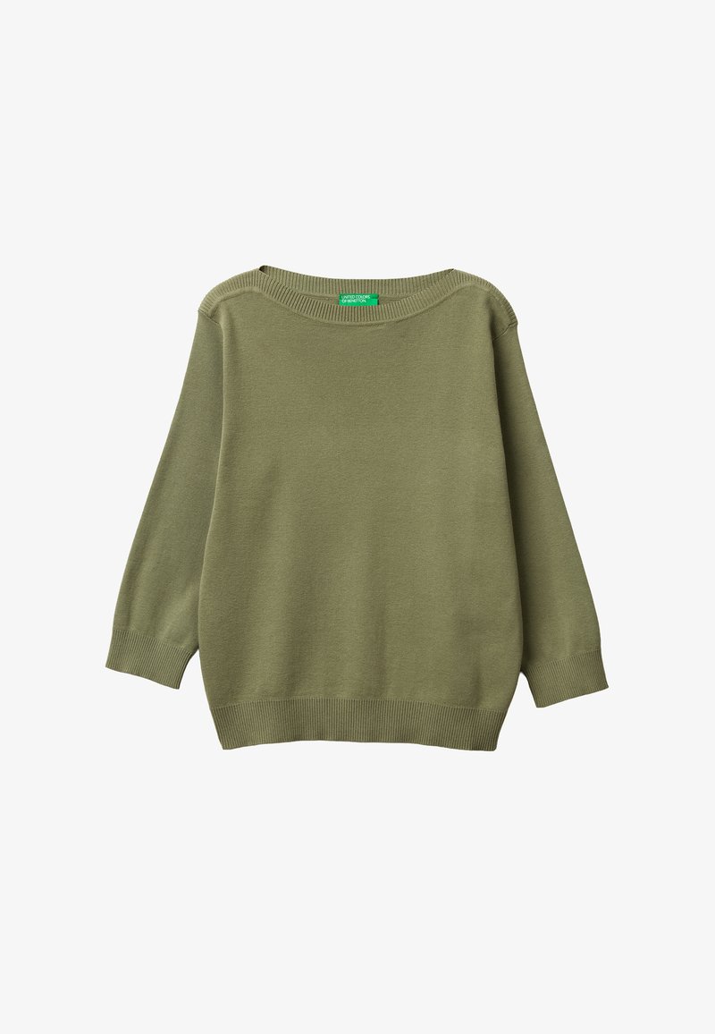 Pull ras du cou vert olive à manches longues, avec poignets et ourlet côtelés, tissu tricoté léger, et une étiquette de marque verte à l'intérieur de l'encolure.