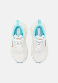 HOKA GAVIOTA 5 - Tekaški copati za cesto - frost/rose gold