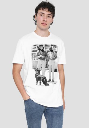UP IN SMALLOKE CHEECH CHONG DOG - Print T-shirt - white
