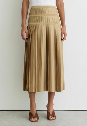 Plooiige midi-rok in lichtbruin stof met een getailleerde tailleband. Kenmerkt zich door verticale plooien, een gladde textuur en een vloeiende silhouet.