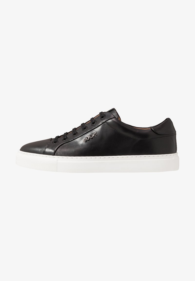 Schwarze Ledersneaker mit glatter Oberfläche, weißer Gummisohle, Schnürdesign und geprägtem Logo an der Seite. Klassische, minimalistische Ästhetik.