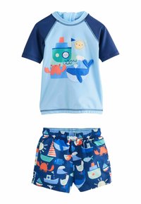 Completo da nuoto composto da una maglietta azzurro chiaro a maniche corte con grafiche a tema oceanico e dettagli blu navy, abbinata a pantaloncini blu decorati con motivi acquatici colorati.