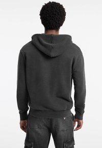 Felpa grigia con cappuccio regolabile, polsini e orlo a costine. Realizzata in morbido tessuto di cotone, presenta una vestibilità comoda e minime cuciture decorative.