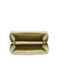 Żółty portfel na zamek błyskawiczny z wieloma przegródkami na karty, centralną kieszenią na zamek i gładką fakturą skóry. Wnętrze ma podobny kolor.