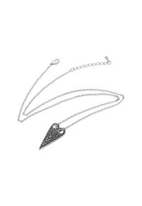 Sølv kæd necklace med en sort stenbesat, forlænget trekantet pendul og svirvelkrog på hvid baggrund.