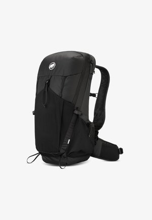 Sort rygsæk med et slankt, aerodynamisk design, tekstureret stof, justerbare stropper, to sidelommer og et fremtrædende brandlogo på toppen.