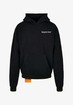Čierna mikina s kapucňou a predným vreckom typu klokanka, s bielym logom textu "zabudnuté tváre" na hrudi a oranžovou visačkou na spodnej časti.