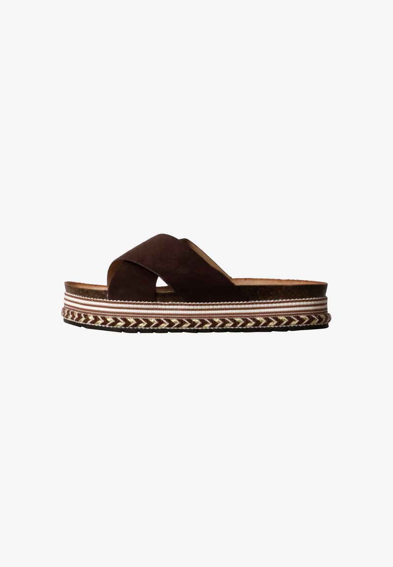 Sandale en daim marron à enfiler avec des brides croisées et une épaisse semelle plateforme à motifs dans des tons beige et marron.