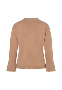 Pull en tricot marron clair avec un col côtelé et des manches évasées, présentant de petites accents blanches aux bords des manches.