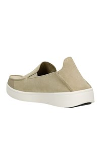 Beige Wildleder Slipper mit abgerundeter Zehenpartie, elastischen seitlichen Einsätzen und einer weißen Gummisohle. Weicher Stoff mit minimaler Nahtdetail.