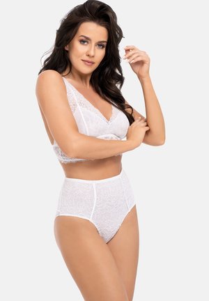 Weißer Spitzen-Bralette mit tiefem V-Ausschnitt und passendem hochgeschnittenen Slip. Beide Teile weisen florale Muster und weiche, durchsichtige Texturen auf.