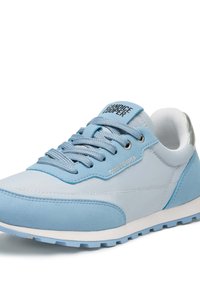 Ljusblå sneakers i läder och mocka, med en vadderad krage, runda snören och en texturerad gummisula med en kontrasterande accent.