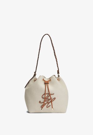 Beige Canvas-Schultertasche mit brauner Lederkordel und geflochtenem Schulterriemen, versehen mit eingestickten Monogramm-Initialen auf der Vorderseite.
