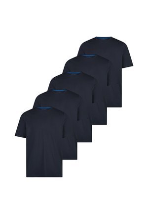 Fem ensfarvede mørkeblå T-shirts med korte ærmer og rund hals, arrangeret diagonalt på en hvid baggrund.