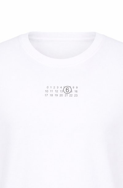 T-shirt blanc à col rond avec un petit motif numérique imprimé au centre, présentant les chiffres de 0 à 23 avec le chiffre 6 encerclé.