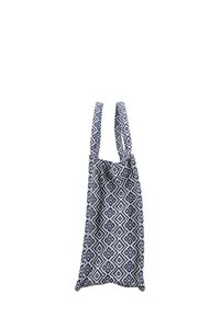 Blaue und weiße Stofftasche mit geometrischem Diamantmuster und zwei Schulterriemen auf weißem Hintergrund.
