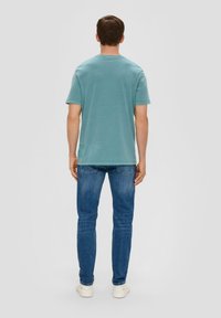 s.Oliver MIT GARMENT DYE - T-shirt print - petrol