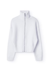 Vit zip-up tröja med hög ribbad krage, sänkta axlar och ribbad fåll. Tillverkad av tjockt, texturerat stickmaterial.