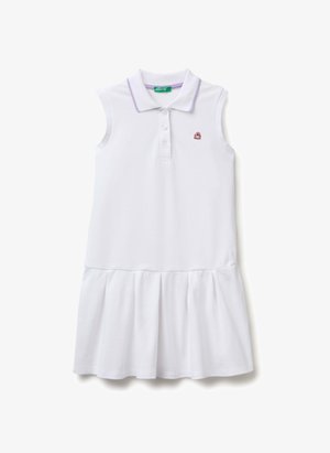 Vestito polo bianco senza maniche con bordatura viola sul colletto, tre bottoni, piccolo emblema rosso ricamato sul petto e gonna plissettata.