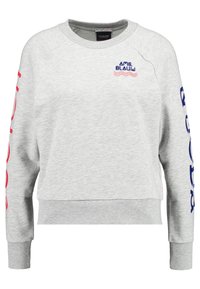 Sudadera gris con cuello redondo, mangas raglán, detalles de texto en rojo y azul, y tela texturizada. Presenta un corte recortado.