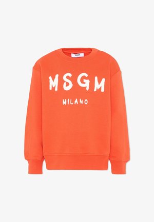 Oranje sweater met lange mouwen, met grote witte letters "MSGM" en kleinere "MILANO" tekst aan de voorkant, voorzien van een ronde hals en geribbelde manchetten.