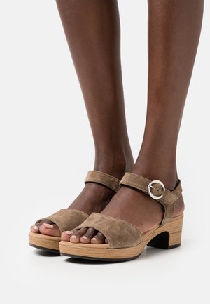 Bruine suède hakken sandals met open tenen, enkelband met een zilveren gesp en een gestructureerde houten plateauhak.