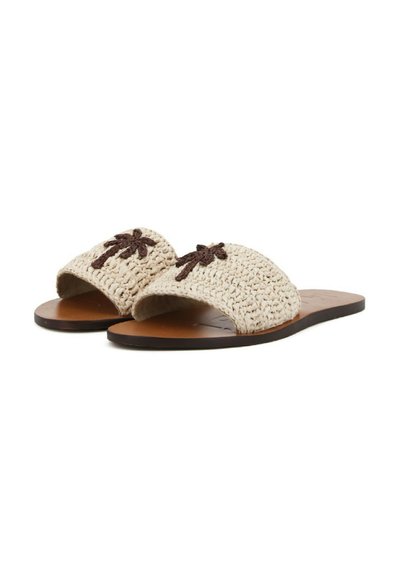 Sandales à glisser en beige tissé avec un haut texturé, mettant en valeur des accents de palmier marron foncé. Les semelles plates marron complètent le design.