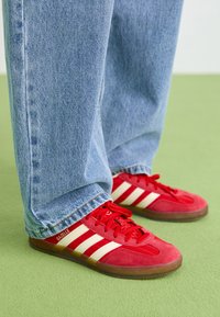 GAZELLE INDOOR  - Sneakers laag - red/better scarlet/cream white