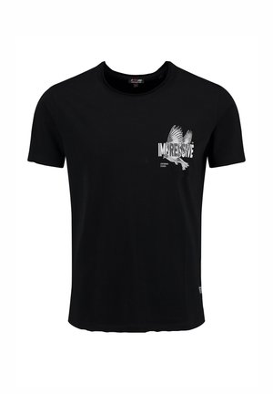 T-shirt nero a maniche corte con grafica bianca di un uccello in volo e la parola "IMPRESIONANTE" nella parte superiore sinistra del petto.