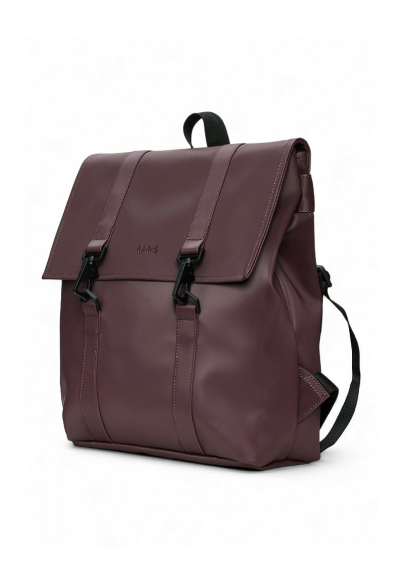 Zaino impermeabile bordeaux con silhouette strutturata, chiusura a pattina magnetica, spallacci regolabili e dettagli riflettenti. Finitura liscia e opaca.