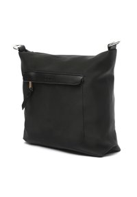 Crna kožna torba za rame sa glatkom površinom, koja ima prednji džep sa patentnim zatvaračem i srebrne detalje od metalnih dodataka. Jednostavan pravokutni oblik.