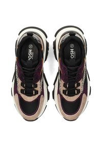 Zapatillas chunky que combinan materiales en negro, púrpura y marrón. Las texturas destacadas incluyen malla, ante y acentos de estampado de leopardo.