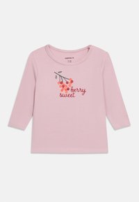 Ροζ παιδικό πουκάμισο με μακριά μανίκια και στρογγυλή λαιμόκοψη, διακοσμημένο με κλαδί από πορτοκαλί και κόκκινα μούρα και το κείμενο "berry sweet".