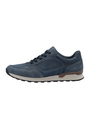 Donkerblauwe casual sneaker met gestructureerd leer en suède panelen, zwarte veters, beige tussenzool en zwarte profielzool.