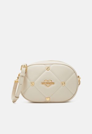 Kremowa owalna torebka na ramię z pikowanymi szwami, złotymi ćwiekami w kształcie serca i logo "LOVE MOSCHINO", z regulowanym paskiem i złotymi okuciami.