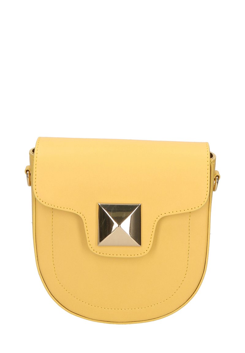 Borsa a tracolla gialla in pelle con un accento triangolare dorato sulla patta, fondo curvo e tracolla regolabile. Texture liscia, design minimalista.